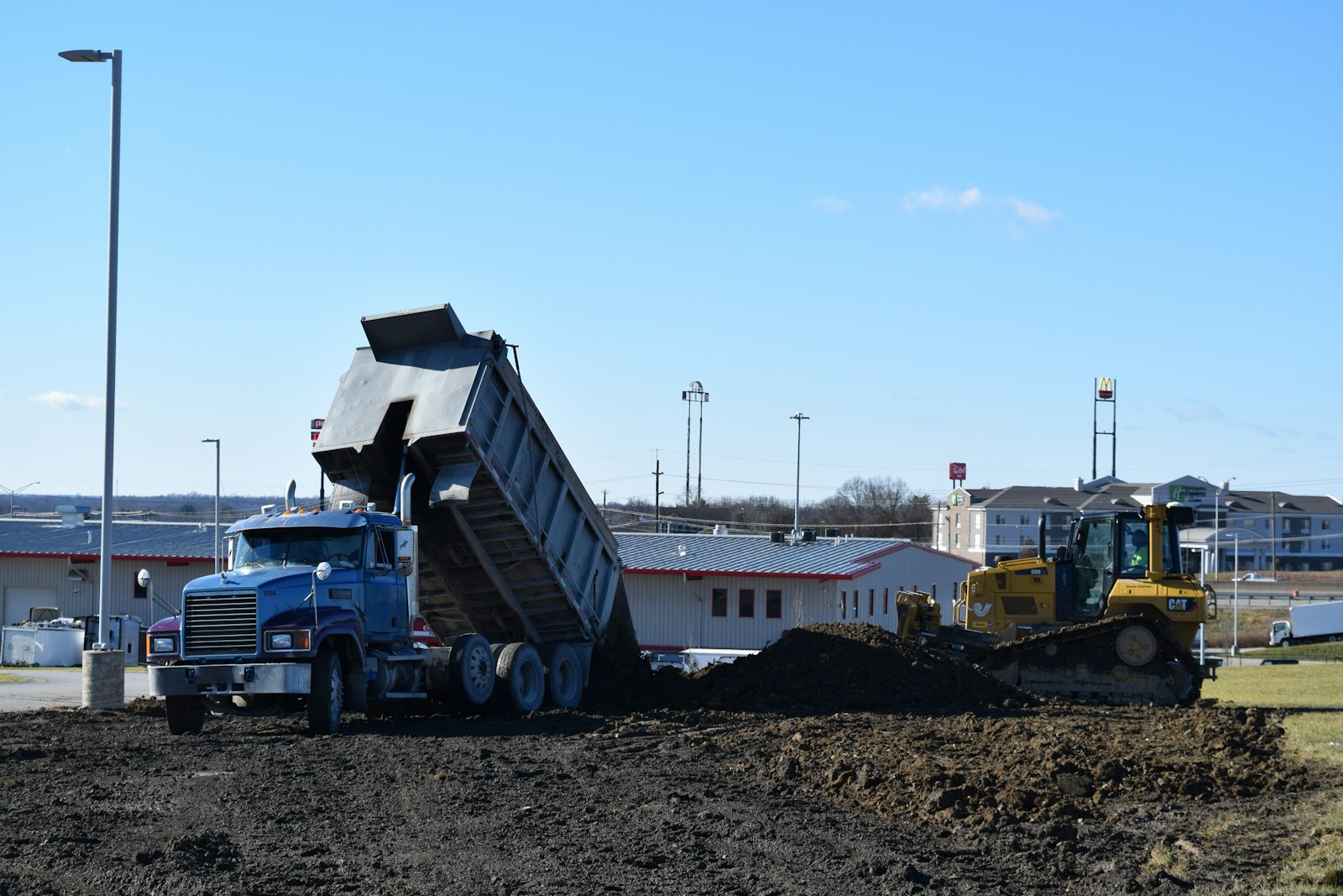 Camion benne déversant des matériaux